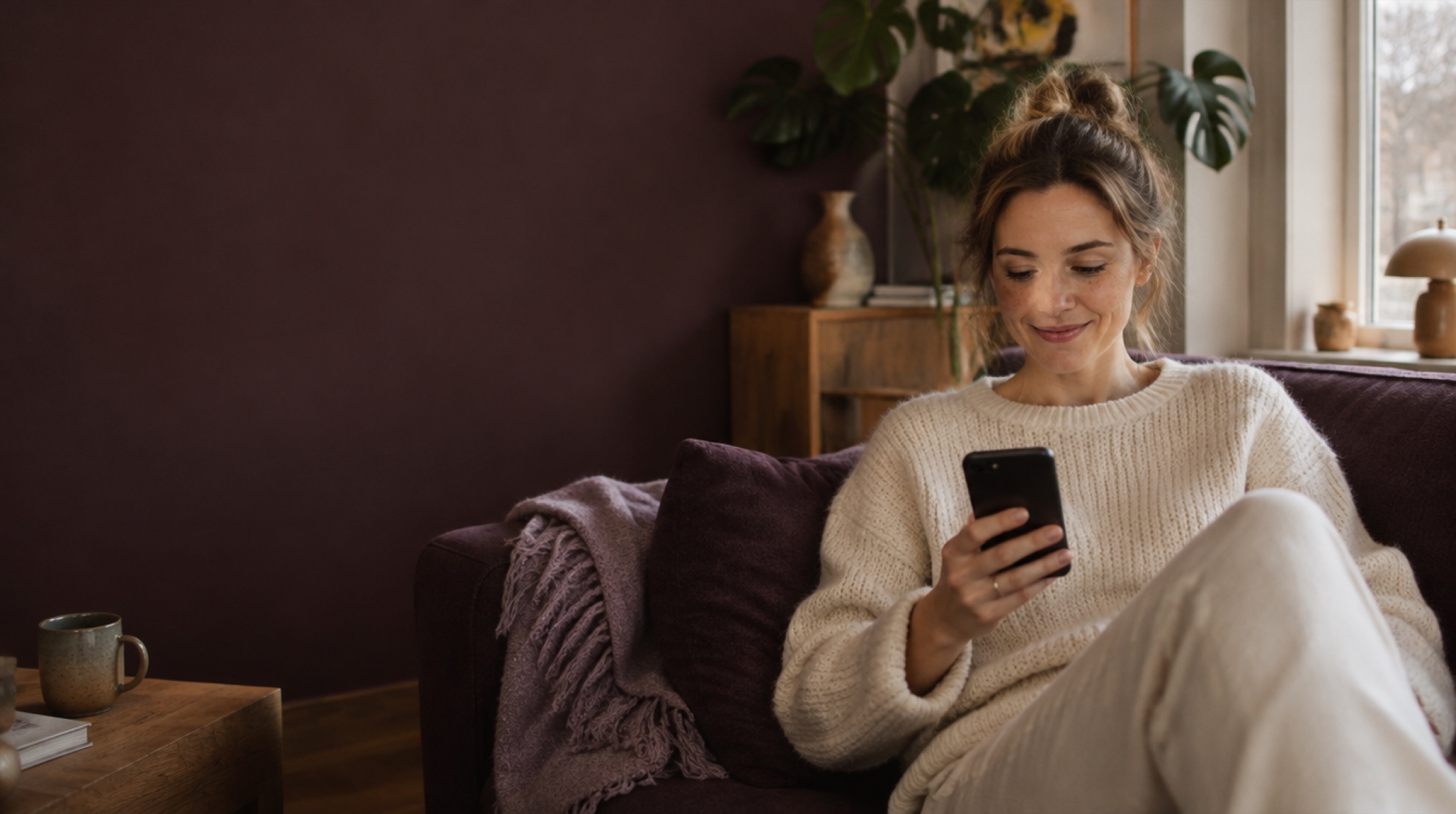 Even ontspannen op de bank, met je telefoon bij de hand